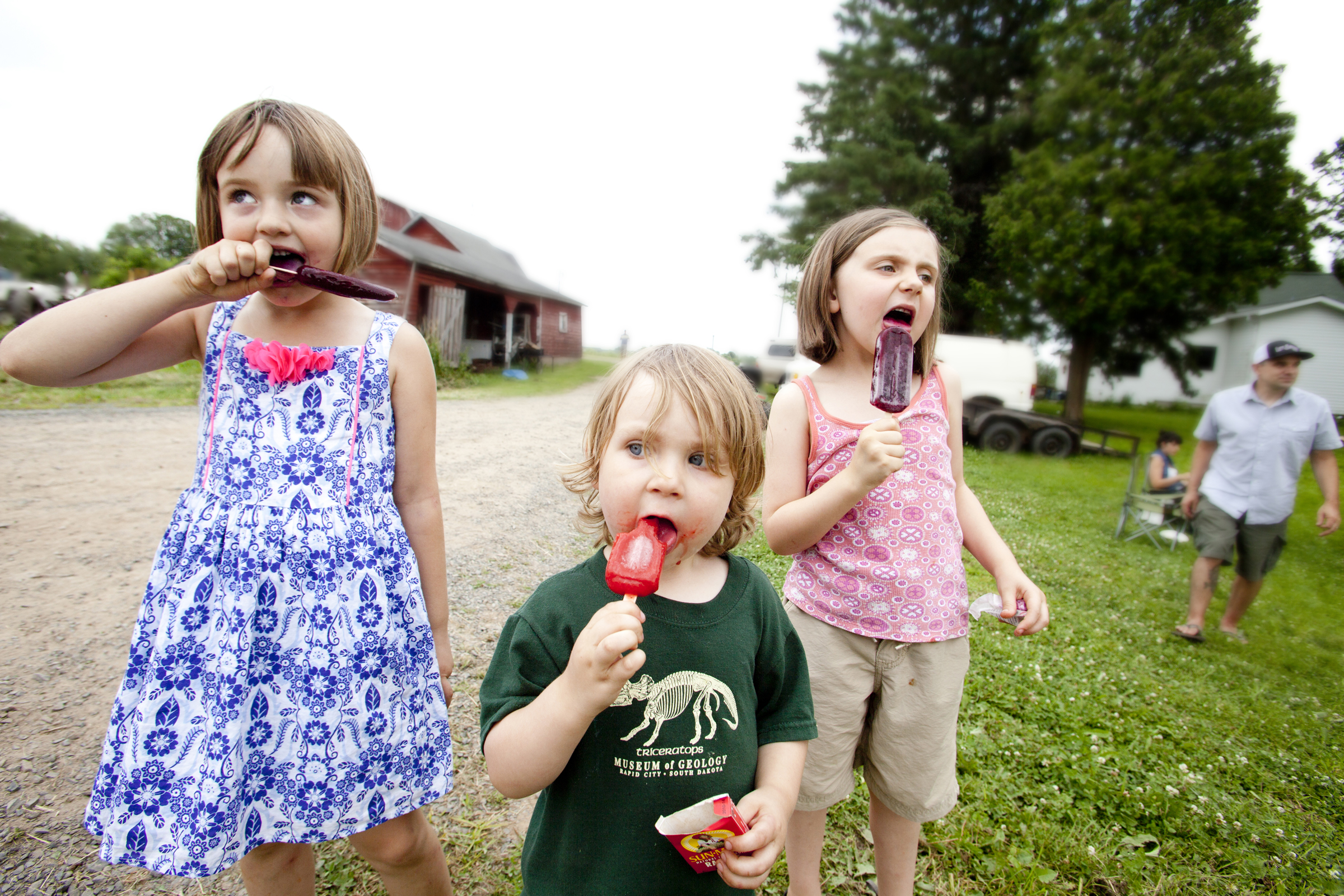 portrait photography of kids with popsicles