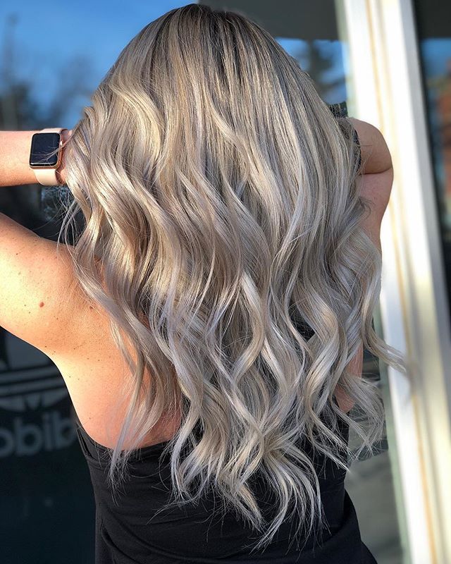 Guyssss, I am so miffed I forgot to take a before 😖 Her back section had about 12 inches of regrowth level 5. This took me 2.5 hours to just foil her hair. Then we process and I pulled through her ends to brighten them up. This appointment was just 
