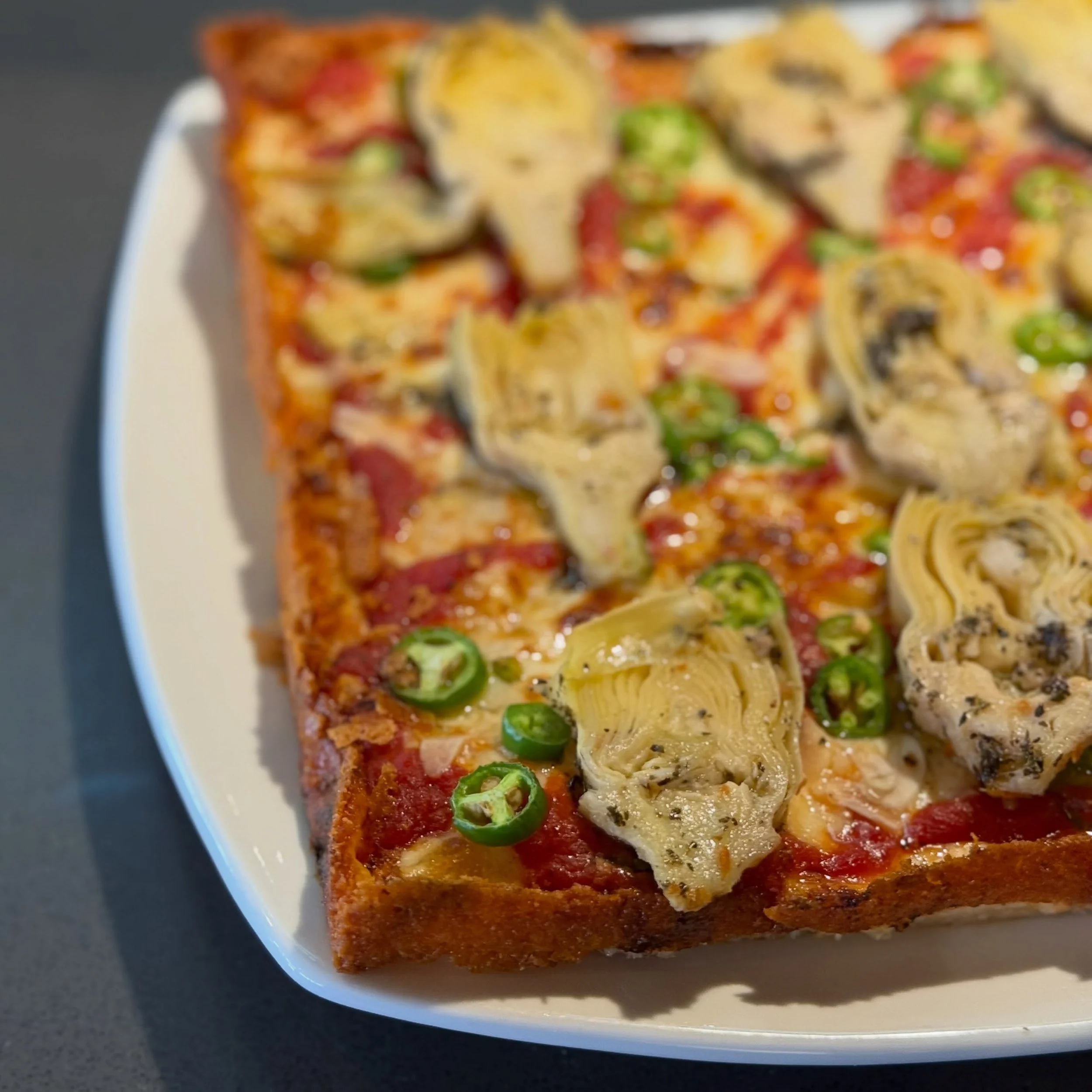 Kick off your week with a Castroville Pizza from Ozzy&rsquo;s! 🍕🙌

And yes&hellip;make it gluten-free! That crispy, crunchy crust topped with all the goodness? SO delicious. 🤤

Who says gluten-free has to mean missing out? Not at @ozzyspizzeriawat