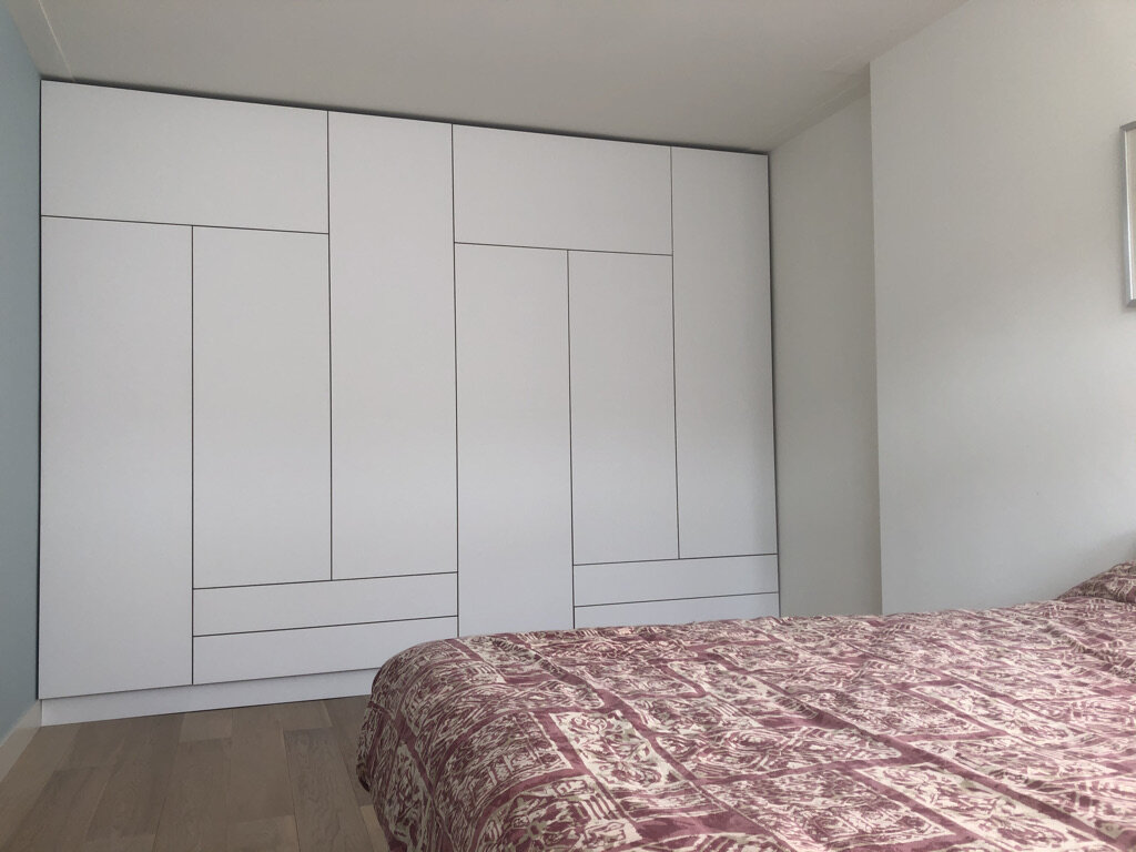 Een mooie grote kledingkast passend in het interieur van de woning.