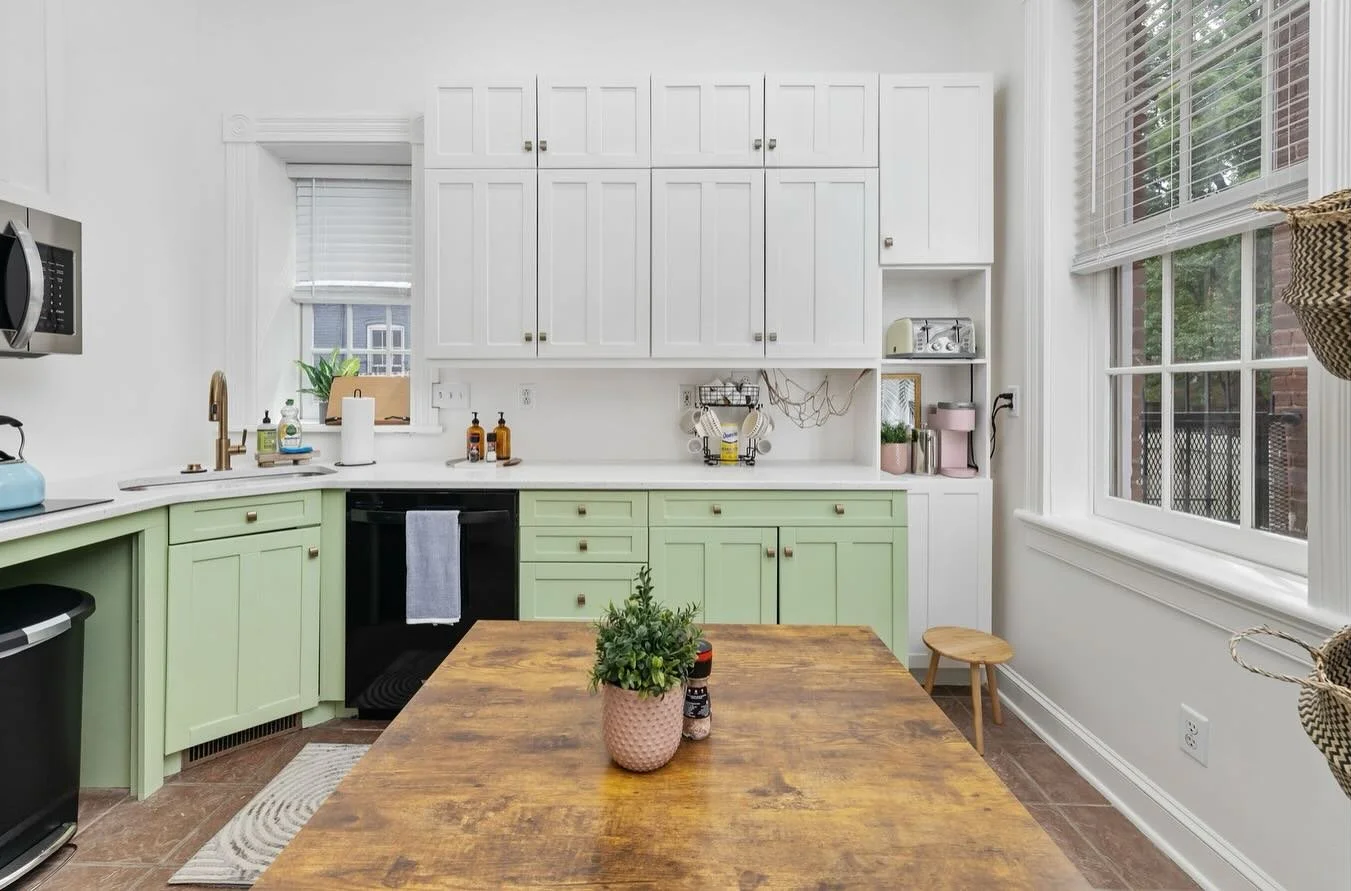Happy hump day peeps! We survived Wednesday 💚💚 💚 Sharing a BEFORE and AFTER of a Kitchen refresh for the Airbnb &ldquo;The AlleyLight&rdquo; in Downtown Richmond ✨ 

We partnered with @heirs_llc  to paint out the cabinets and it gave this kitchen 