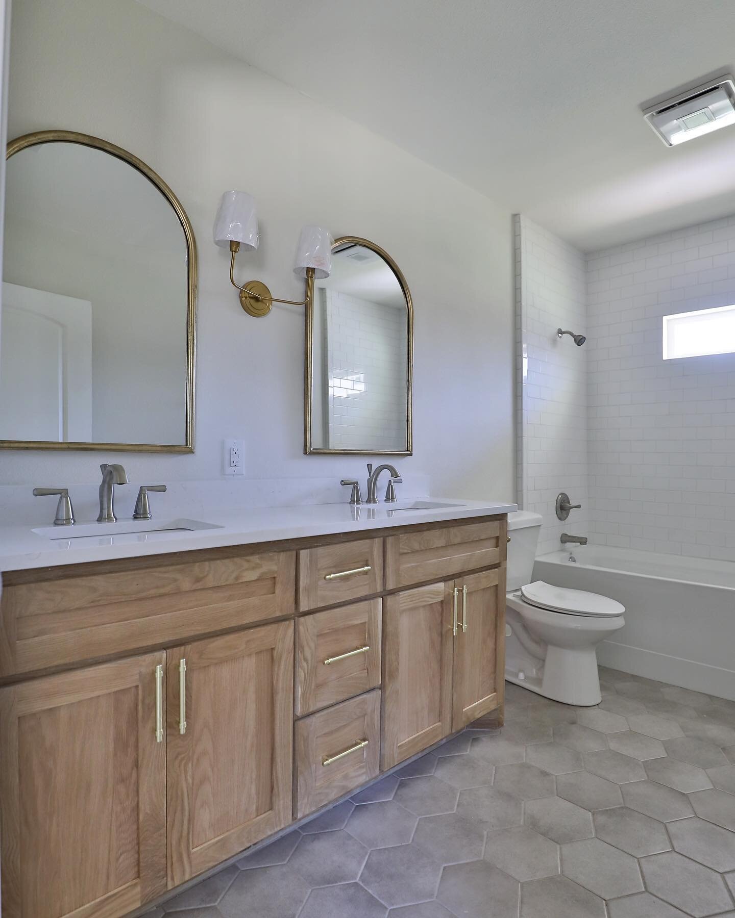 New bathroom, who dis? No before picture here because this was part of an addition that included 2 bedrooms and a bath! #betterthannew