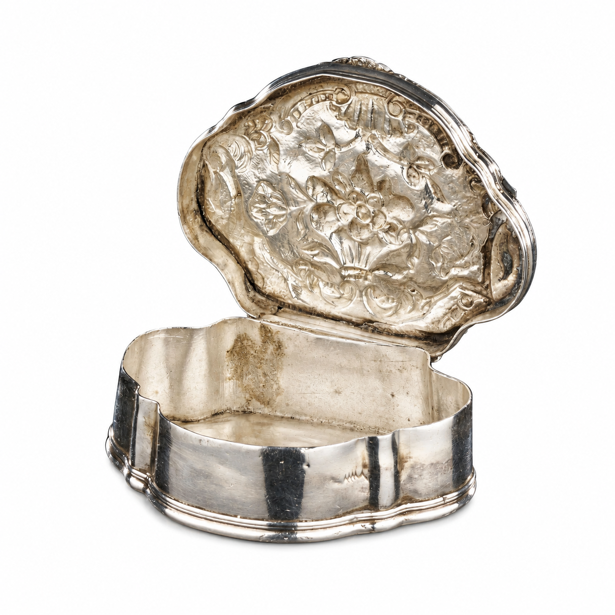 Antique silver snuff box on white-3.png