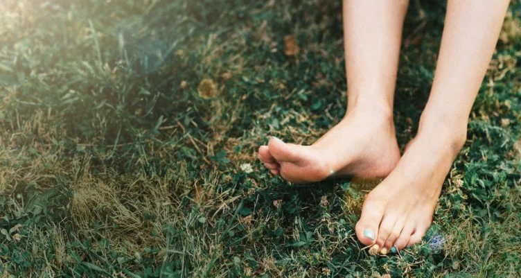 Earthing-The-Case-for-Going-Barefoot_header-752x401.jpg