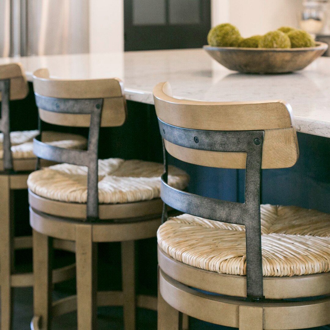 Gatherings around the kitchen island. Laughter, connection, and good food.

#designblogger #interiordesign #2022inspiration #designideas #wiinteriordesign #waunakeewi #waunakeeinteriordesign #midwestliving #designblog #customhome #dreamhomegoals #hou