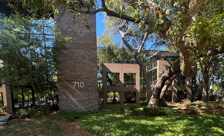 710 Johnnie Dodds Blvd