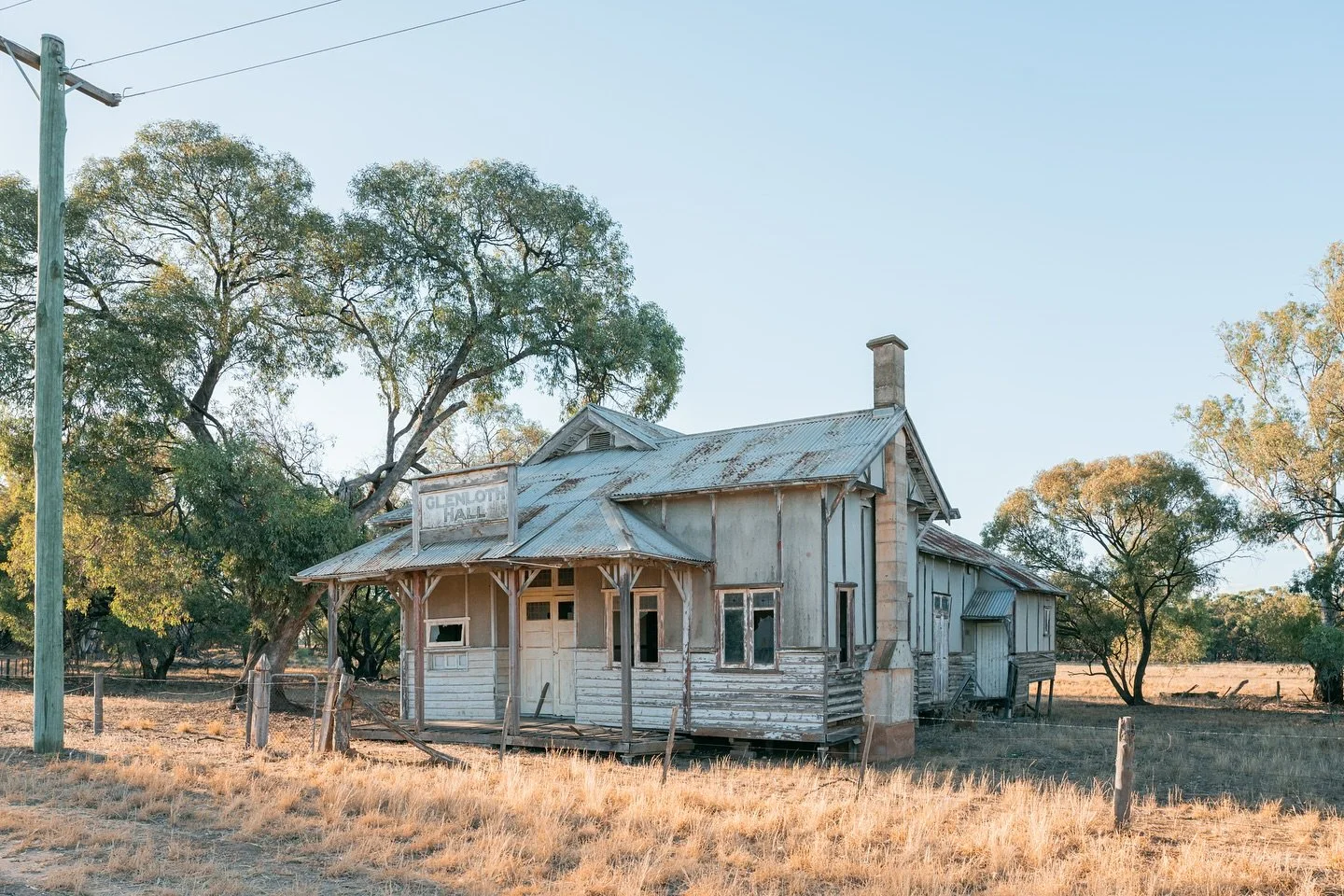 When I planned my trip to Australia, I pictured beaches, blue waves, and laid-back coastal life. But once I hit the road through Victoria and South Australia, I found something totally unexpected: towns full of abandoned buildings, empty shopfronts, 