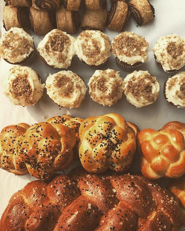 Hi friends! We'll be back at So Bazaar in #Redmond this Thursday! Keeping our fingers crossed the air clears up like predicted so we can all spend some quality time outside with #challah and #medovik (both made with local #shipwreckhoney) #redmondsob