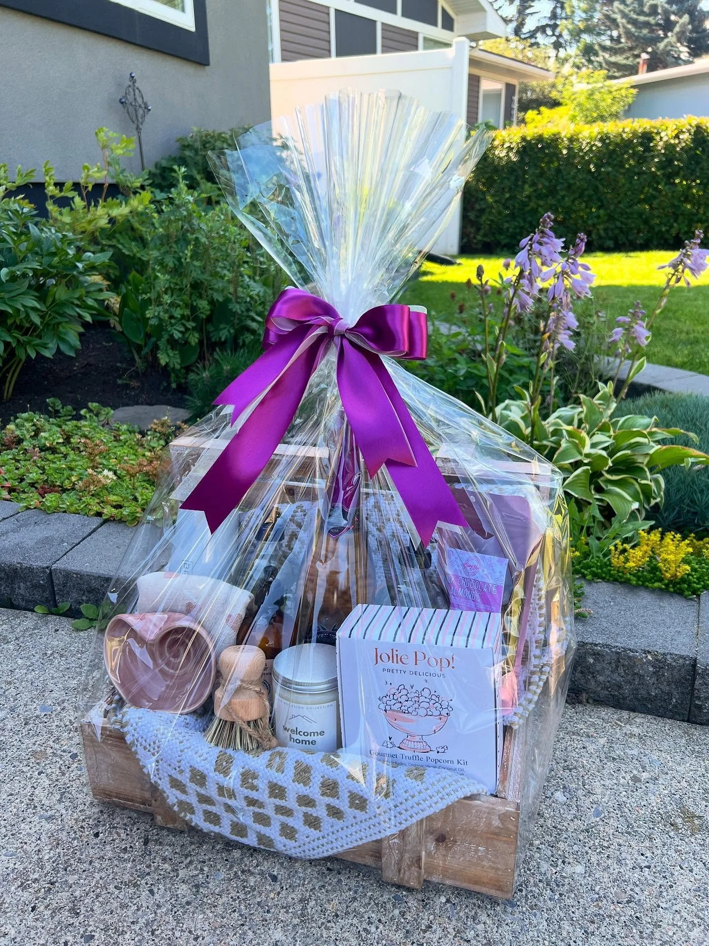 𝗔 𝘀𝘄𝗲𝗲𝘁 𝘄𝗲𝗹𝗰𝗼𝗺𝗲 𝗵𝗼𝗺𝗲!💕🏡

We had so much fun creating this custom housewarming gift for a lovely new homeowner. Built right into a decorative crate for a keepsake touch, this bundle is filled with cozy and celebratory essentials! Fr