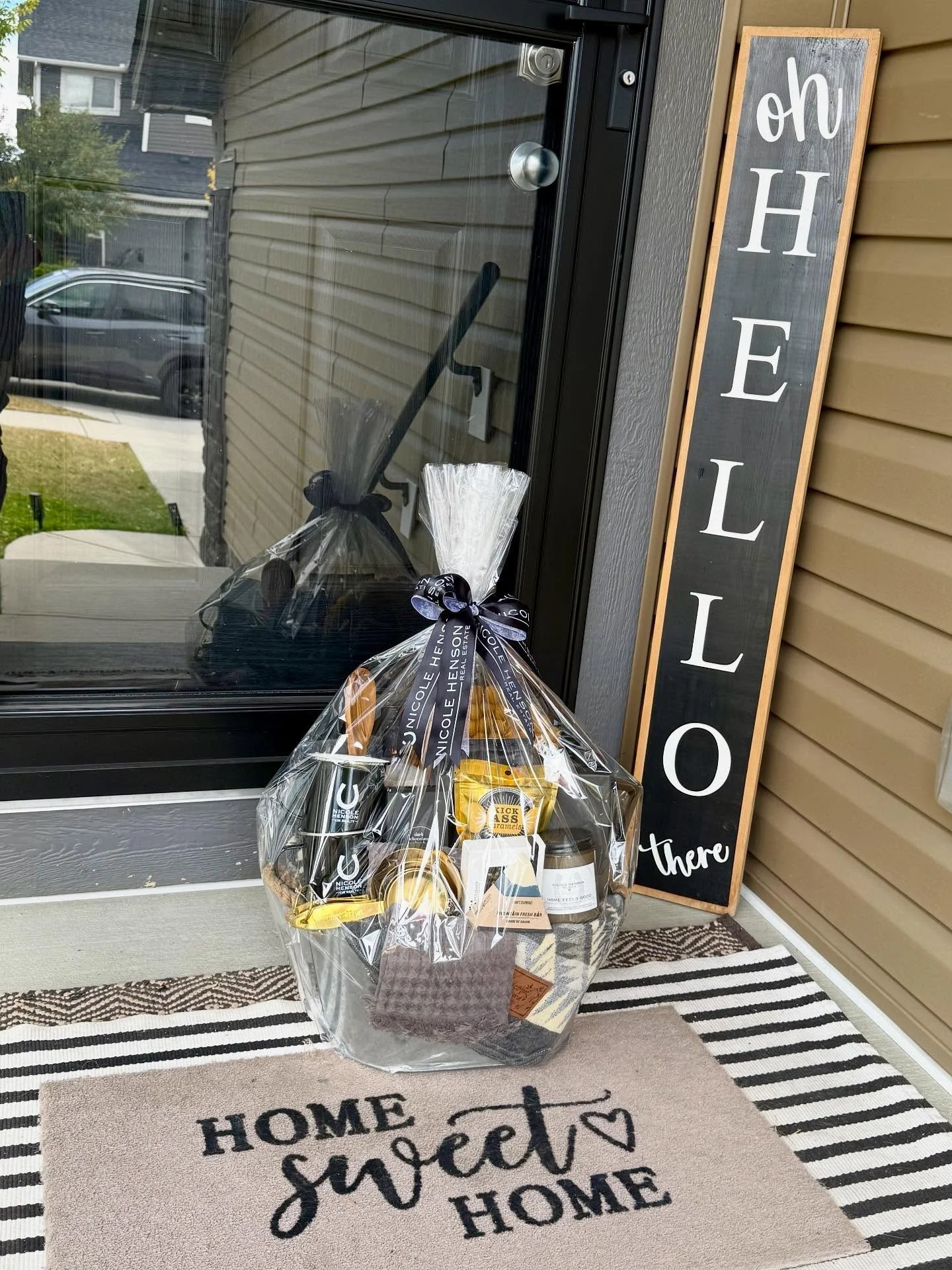 Nothing says &lsquo;welcome home&rsquo; like a thoughtful gift waiting at the door!🏠🤍✨

Our personalized real estate gift baskets add a personal touch to celebrating your clients&rsquo; big milestone!

#customgiftbasket #yycrealestate #realtorgift 