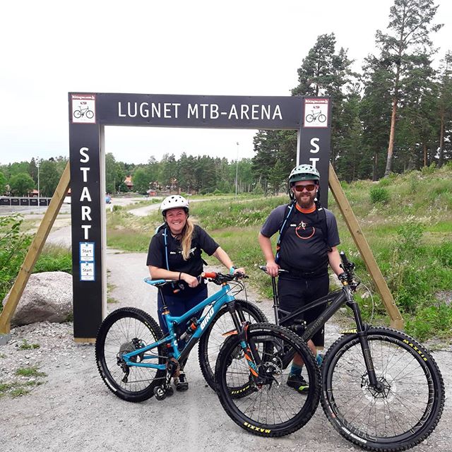 Idag hade jag finbes&ouml;k fr&aring;n landets sydligare delar 😊
De var lite m&ouml;ra efter n&aring;gra dagar i @gesundaberget_alpine_bikepark och vad passar b&auml;ttre d&aring; &auml;n bergbana och supercykling p&aring; @lugnetifalun! 
#uradventu