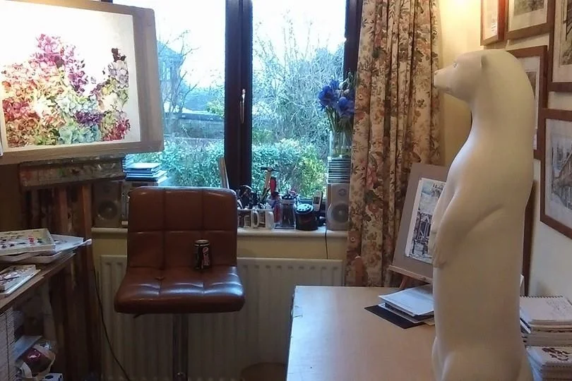 Susie Lidstone's otter admiring her paintings