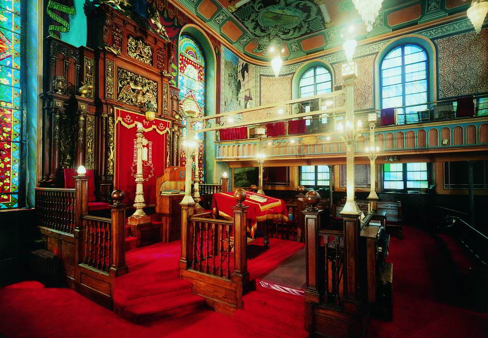 Bialystoker Synagogue Bima.jpg