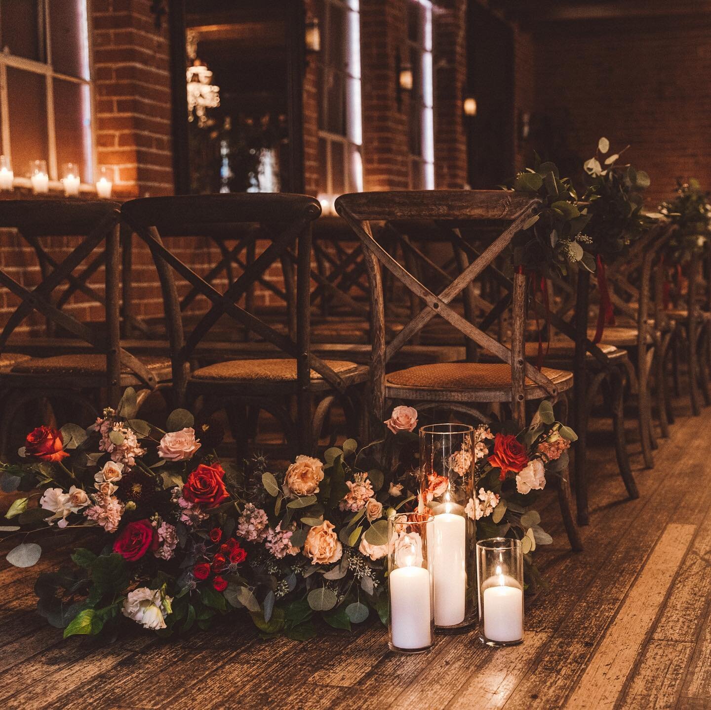 Throwing it back to this romantic ceremony decor we did at @carondelethouse The brick walls and wood floors paired with the soft candlelight and lush florals, ugh so in LOVE! 💛