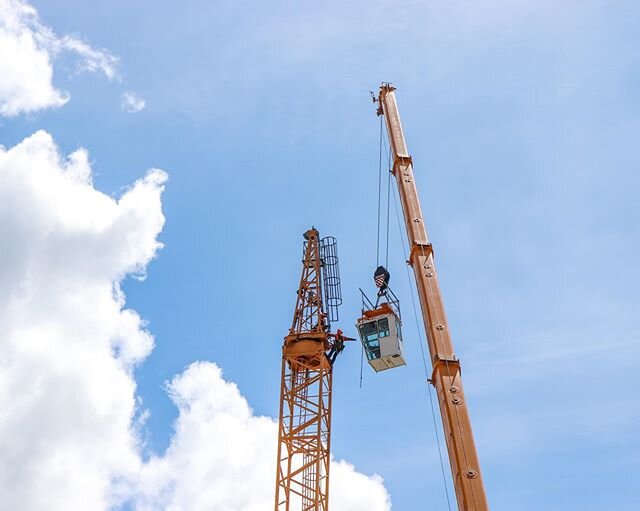 📸 at the crane erection for Walsh Construction Co.&rsquo;s Colina Apartments site in Beacon Hill yesterday. Garner Construction&rsquo;s Jose Santos will be the crane operator on site 🏗
.
.
#towercrane #craneerection #craneoperator #seattlecranes #s