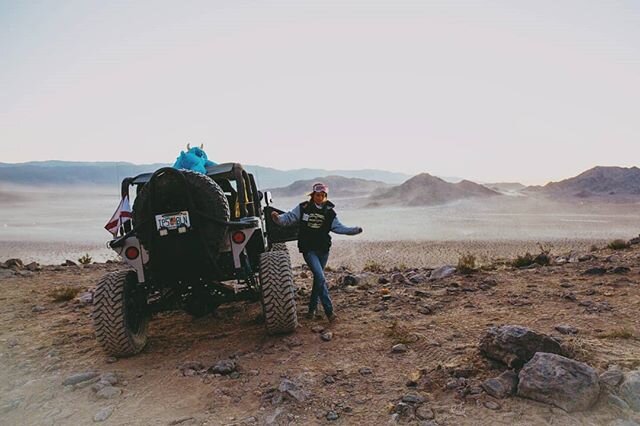 dusty backdrops in the Jeep .
.
.
.
.
#kingofthehammers #KOH #KOH2020 #jeeplove #jeeplife #outback
#desertlife #4x4 #extreme4x4 #ladiesoffroad
