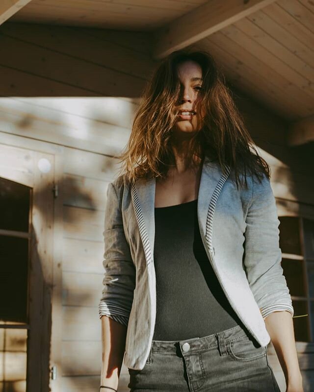 Cabin fever. 📷@eyoalha
#mountainlife #backtonature #simpleliving #eveninglight #portraits