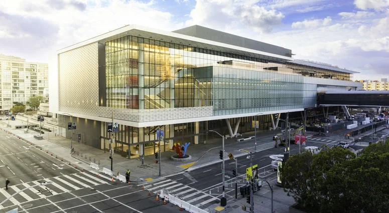 Ahh, Moscone Convention Center, where careers are made and a cup of coffee and a granola bar cost 20 fucking dollars.