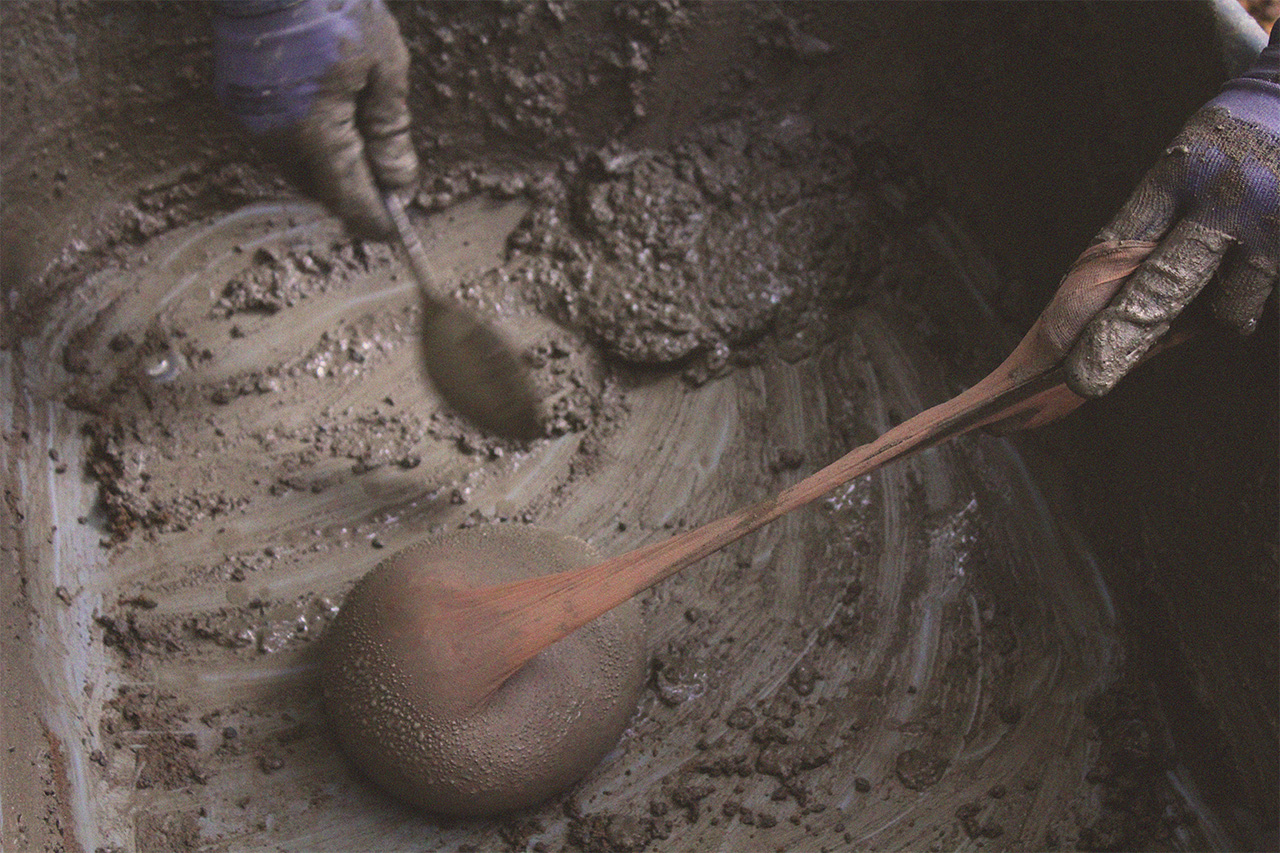 Stuffing the pantyhose sacks with concrete to make lazy bricks