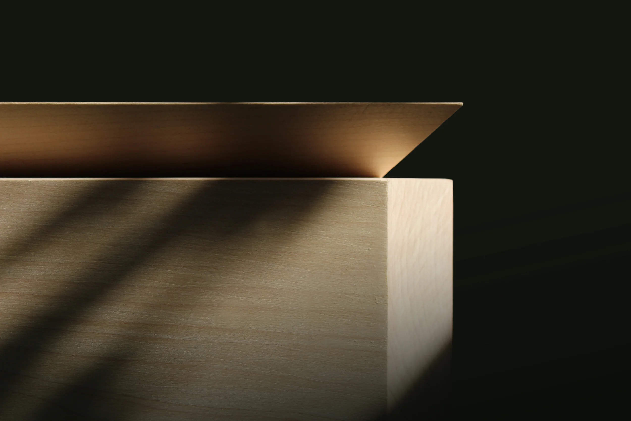 Chamfered lid detail