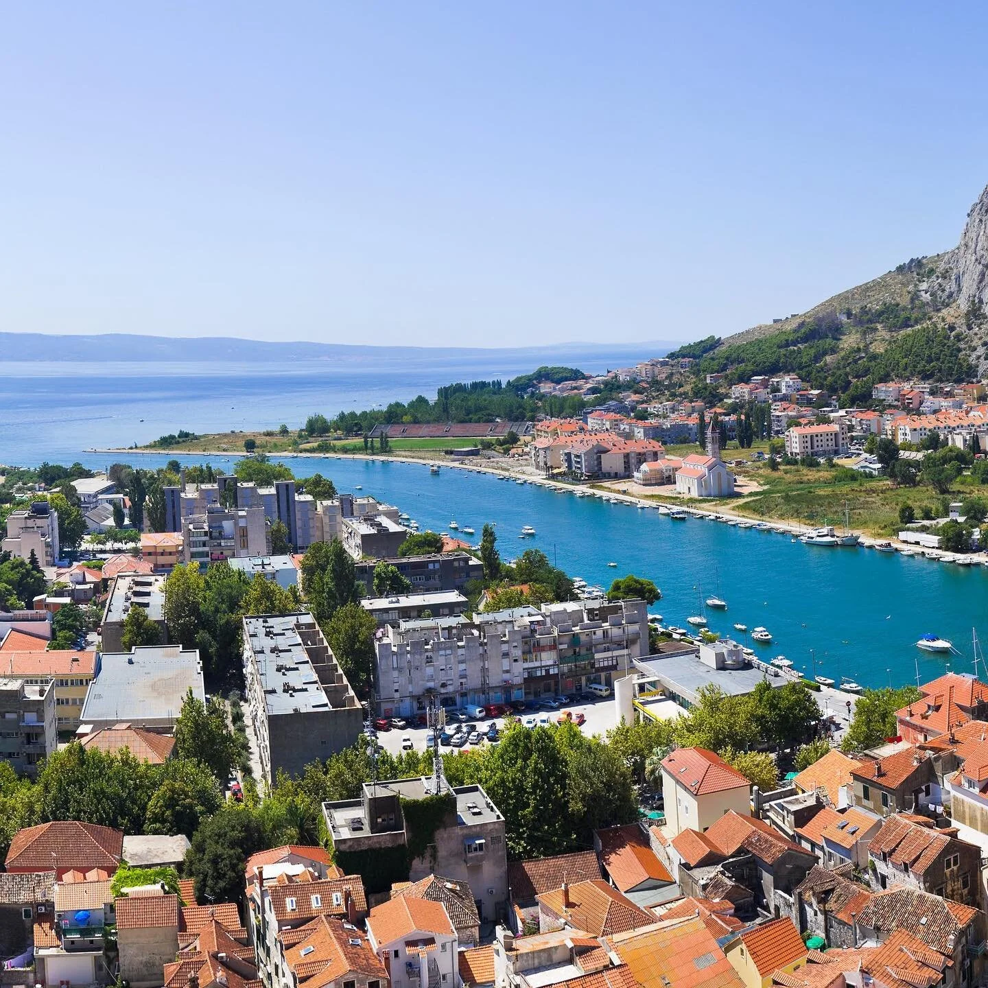 Senic views of the beautiful town of Omi&scaron;. 💚⛰ 
.
.
.
.
#omis #holidayrental #holidayhome #traveldestinations #scenicviews #nature #hrvatska #croatiafulloflife #travel #photography #zagreb #summer #nature #croatiatravel #sea #visitcroatia #kro