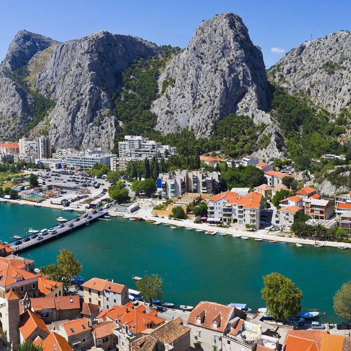 Scenic views of the beautiful town of Omi&scaron;. 💚⛰ 
.
.
.
.
#omis #holidayrental #holidayhome #traveldestinations #scenicviews #nature #hrvatska #croatiafulloflife #travel #photography #zagreb #summer #nature #croatiatravel #sea #visitcroatia #kr