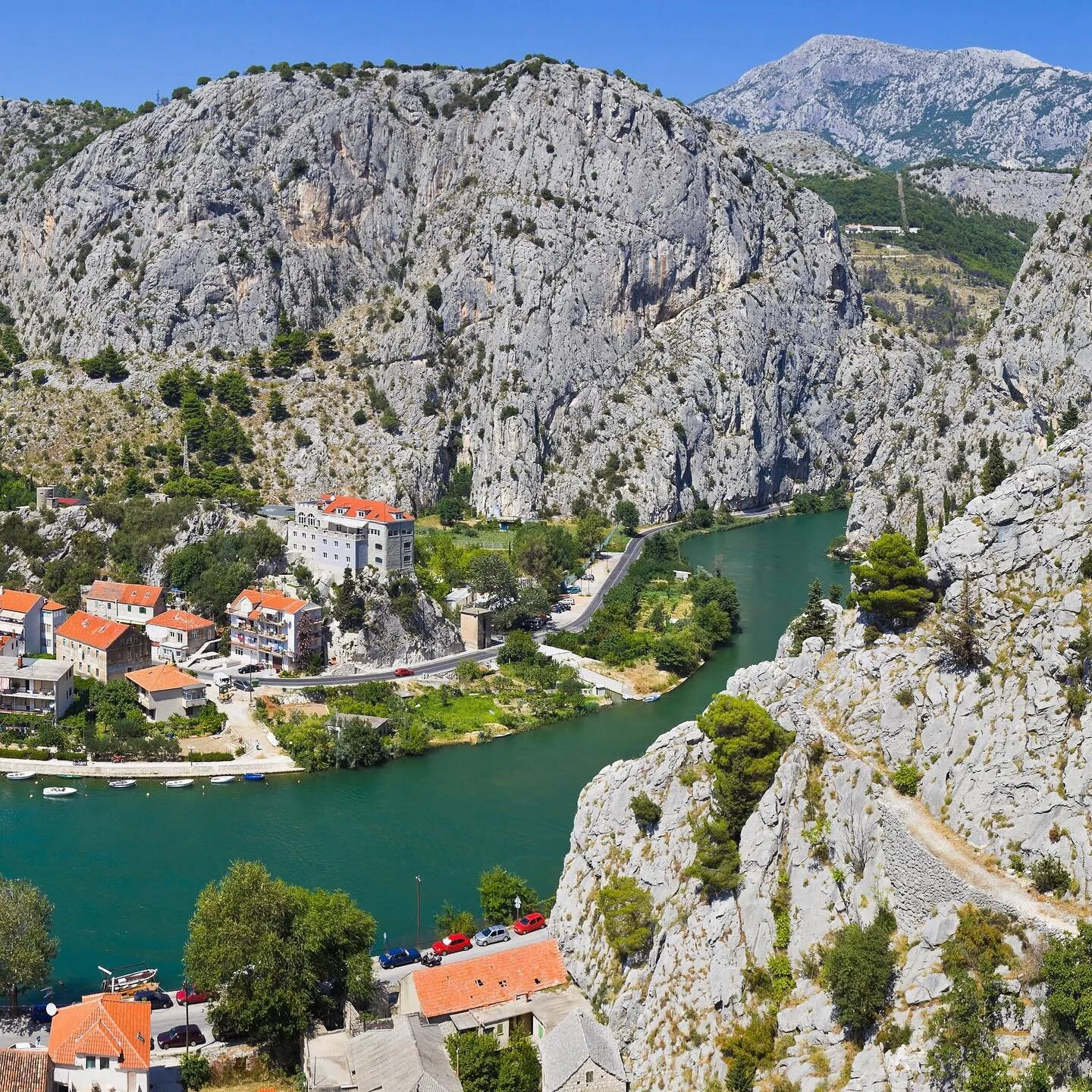 Scenic views of the beautiful town of Omi&scaron;. 💚⛰ 
.
.
.
.
#omis #holidayrental #holidayhome #traveldestinations #scenicviews #nature #hrvatska #croatiafulloflife #travel #photography #zagreb #summer #nature #croatiatravel #sea #visitcroatia #kr