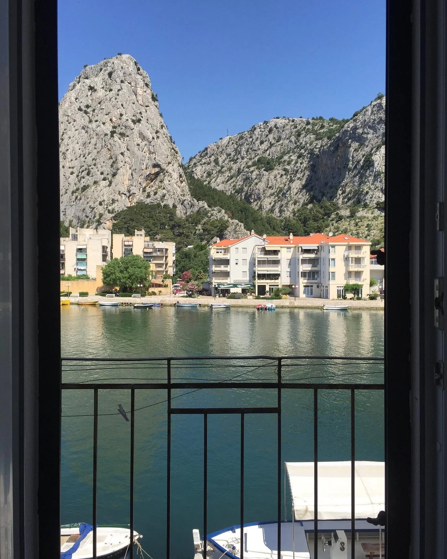 The view from our top-floor balcony.
.
.
.

#omis #holidayrental #holidayhome #traveldestinations #scenicviews #nature #hrvatska #croatiafulloflife #travel #photography #zagreb #summer #nature #croatiatravel #sea #visitcroatia #kroatien #love #europe