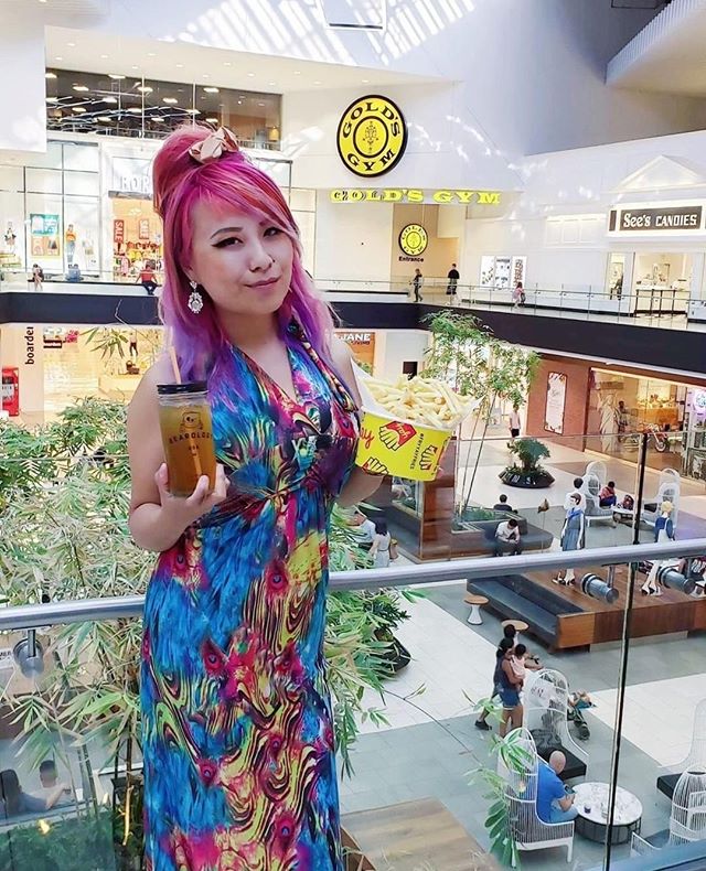 We had a great time at the @WestfieldSantaAnita #FUNatTheMall event! 🏬🛍 Among the many new faces we met, we bumped into a familiar one&mdash;@rainaiscrazy, looking stunning as ever with our #Honey #GreenTea. Cheers to old friends! 💖
❊⁠
Featuring o