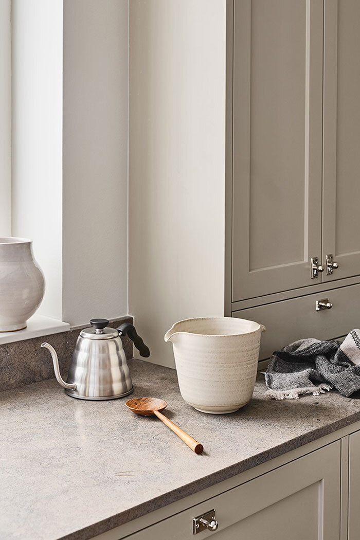 Shakerkök i unik design med kalkstensbänkskiva