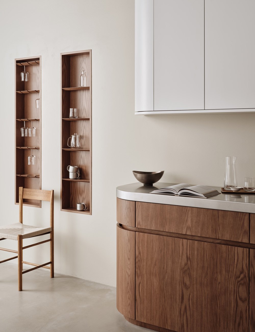 Det minimalistiska köket med moderna kontraster