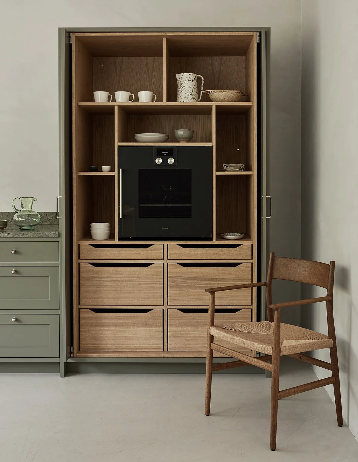 Praktisk förvaring med pocket door-skåp