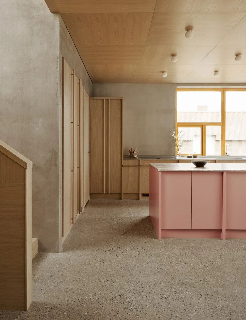 Det rosa designköket i arkitektritade villan