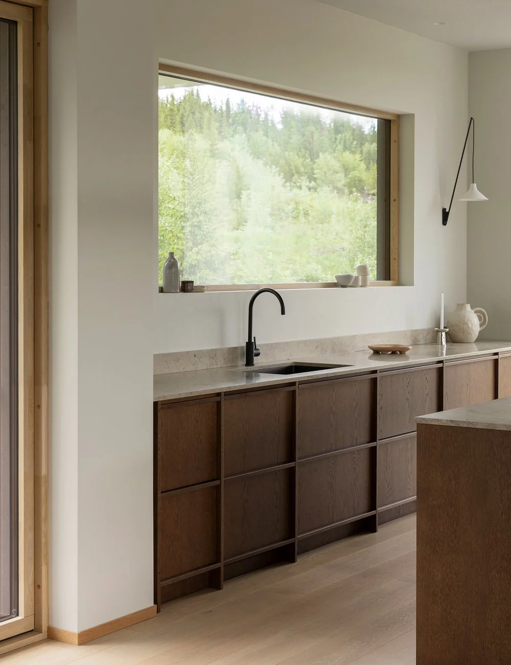 Minimalistiska träköket i arkitektritade villan