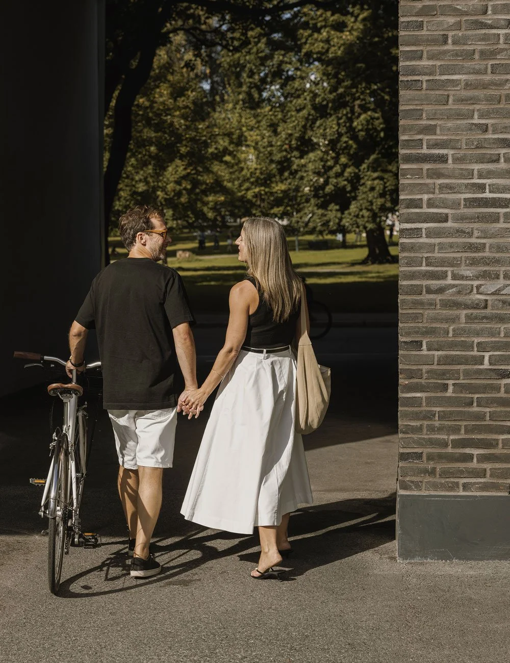 Fotografen Elisabeth Heier tillsammans med sambon Pedro utanför deras lägenhet i Grünerløkka, Oslo.