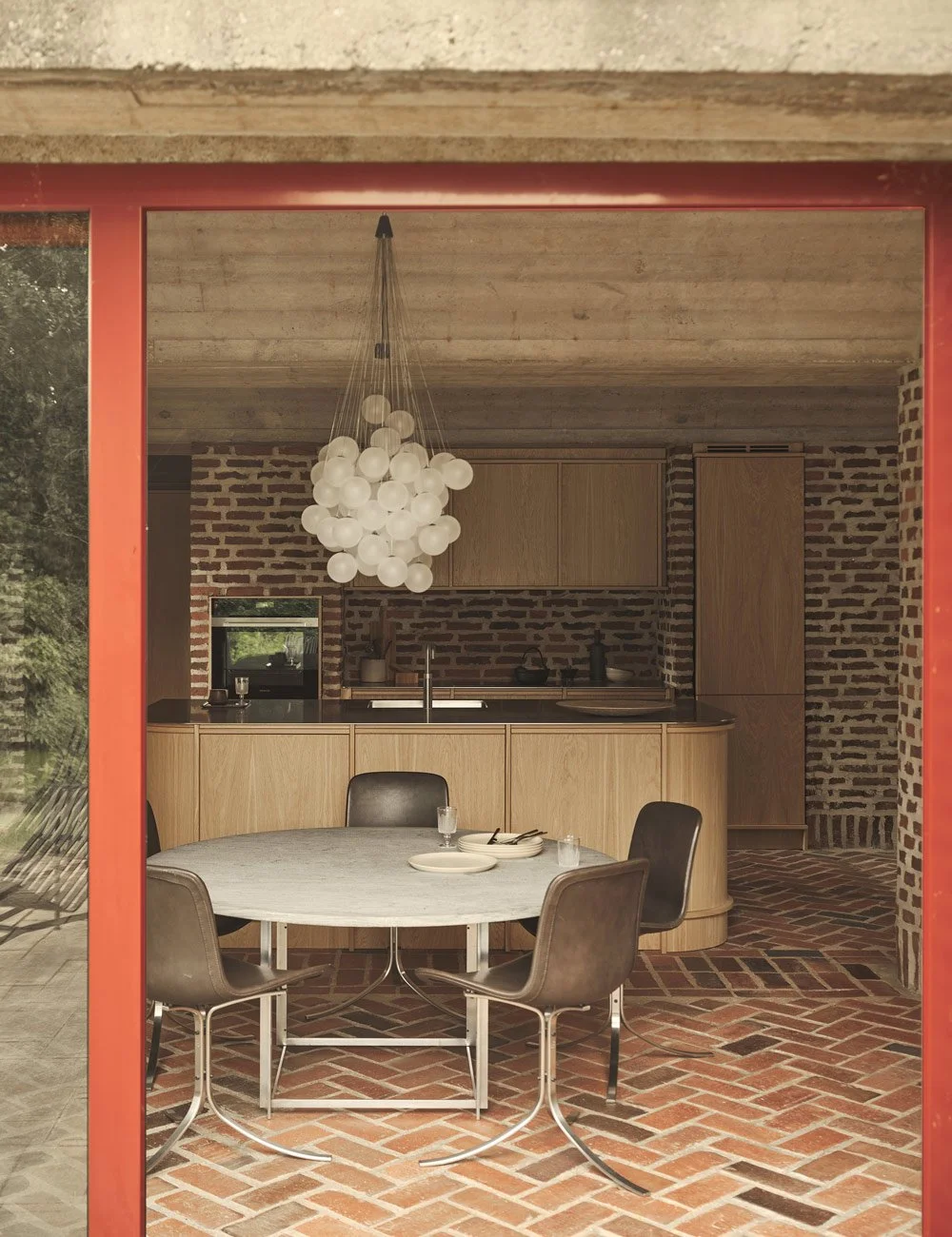 Interiör i modernistiskt 70-talshus med danska designmöbler.