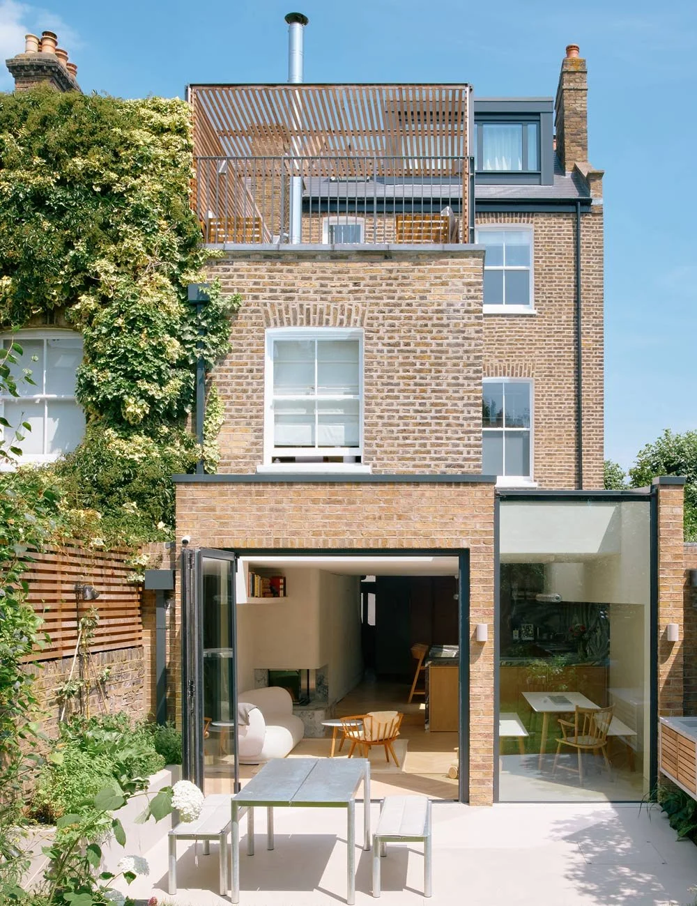 Renoverat viktorianskt hus i norra London med modern tillbyggnad ritad av arkitektbyrån Paul Archer Design.