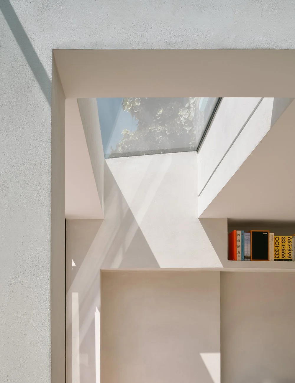 Arkitektoniskt utformat takfönster som släpper in naturligt dagsljus i ett renoverat viktorianskt hus i London.