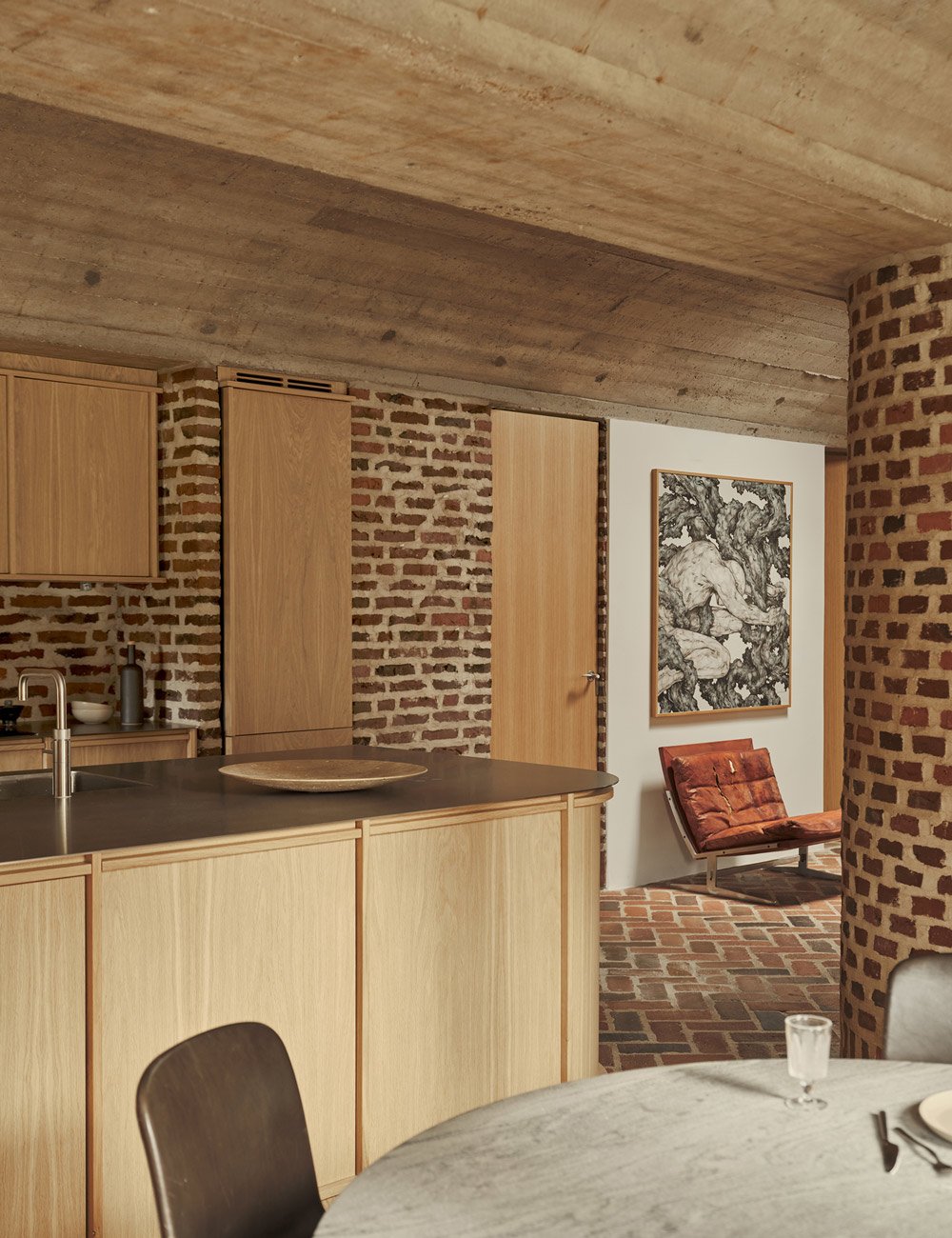 Inredning i ek i modernistiskt tegelhus