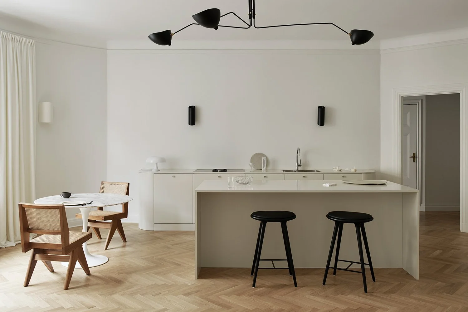Minimalistiskt kök med köksö