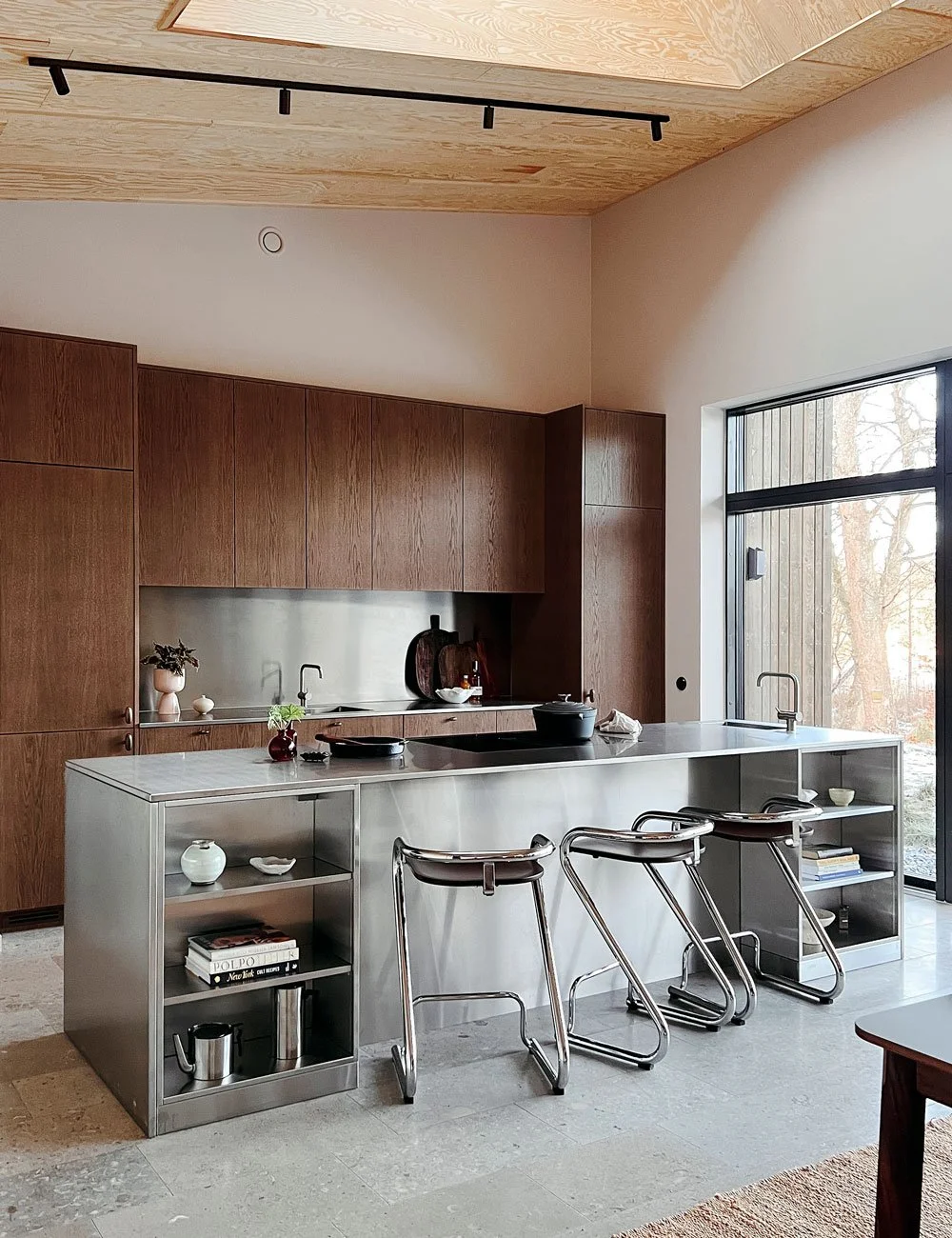 Designerns träkök med rostfri köksö — Nordiska Kök