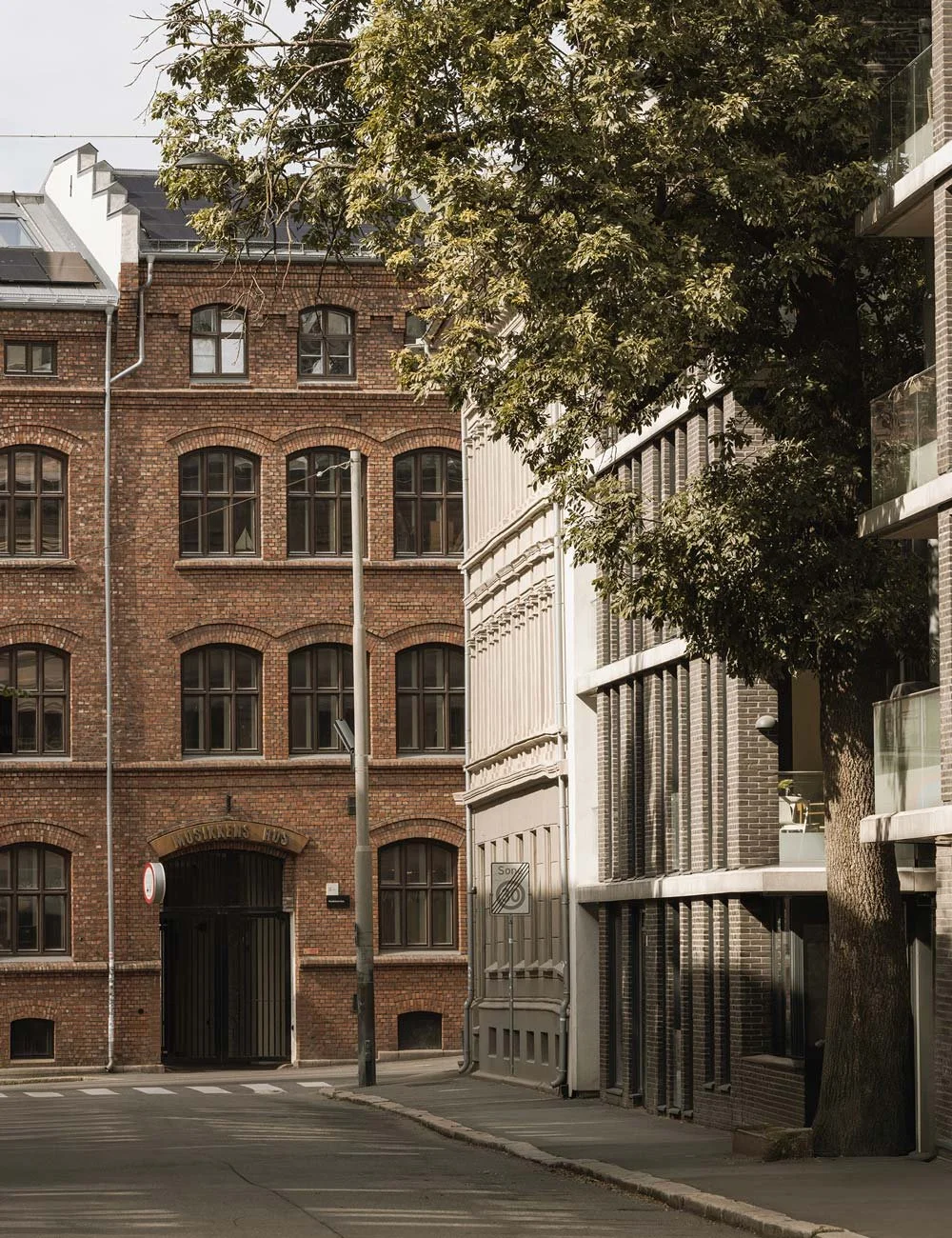 Grünerløkka i Oslo präglas av en blandning av vackra sekelskifteshus och modernare bostadsarkitektur.