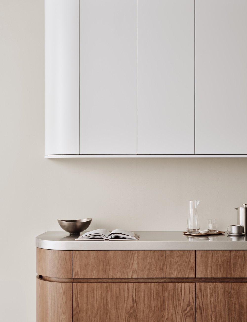 Minimalistiskt kök med rostfritt stål — Nordiska Kök