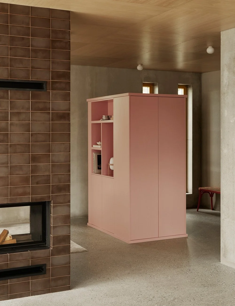 Specialritad rosa hallmöbel med rena, arkitektoniska linjer i ett arkitektritat hem i betong och ljus ek.