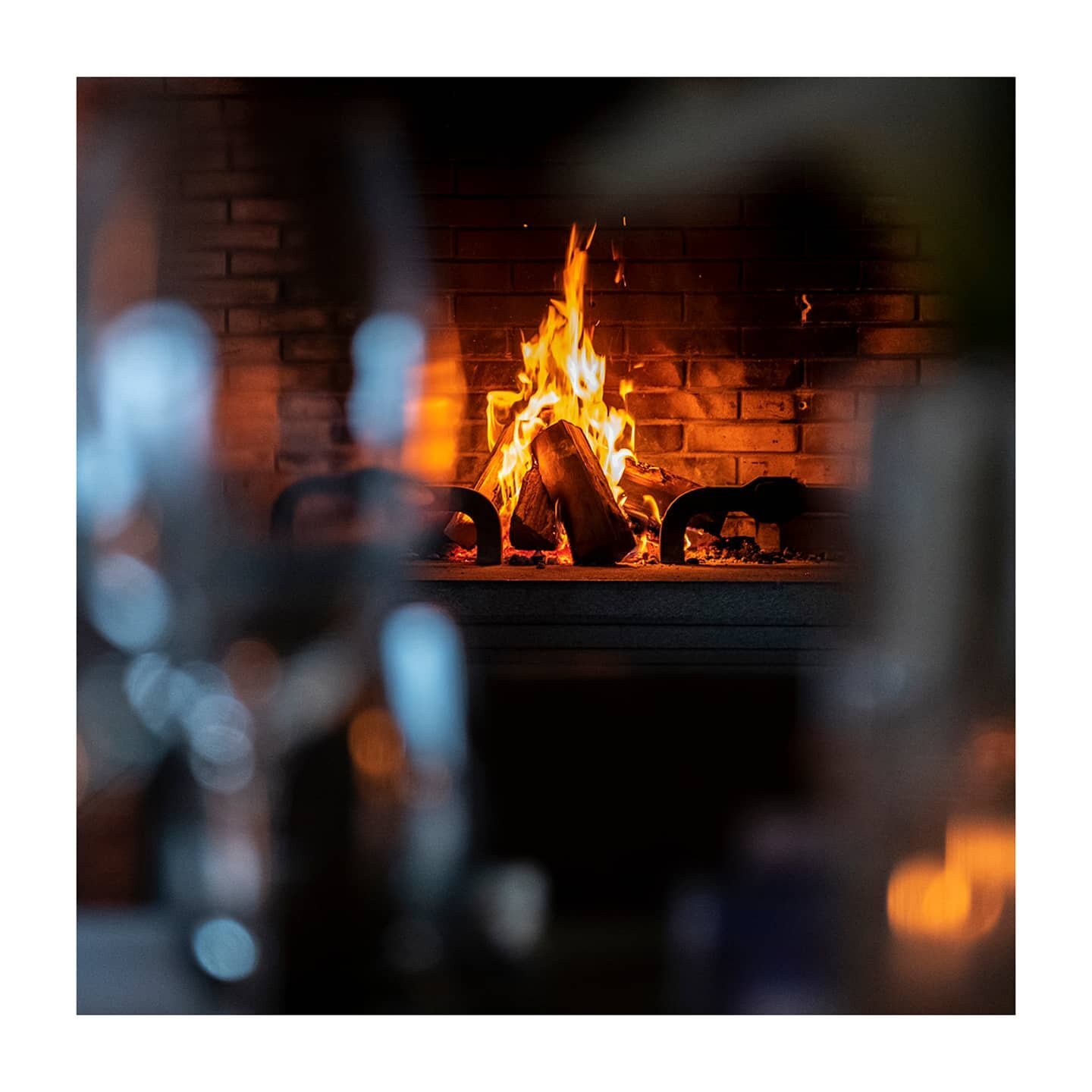 Den Moment geniessen. Es sich gem&uuml;tlich machen und die Ruhe erleben. Wie verbringt ihr die Feiertage?
.
.
.
.
#qualitytime#ruhegenie&szlig;en#fireplace#simplebuthappy#innehalten#besinnlichezeit#weihnachten2020#openfire#bmoments#enjoythemoment#gr