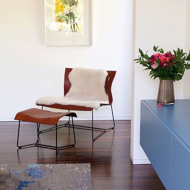 La &ldquo;magia&rdquo; del minimalismo es lo que conseguí con el Cuoio Lounge &amp; Ottoman en este dormitorio principal.
@walterknoll @porro 📷@tomasrodriguezworks
&bull;
&bull;
#workingfromhome #walterknoll #porro #minimalism #lessismore #interior