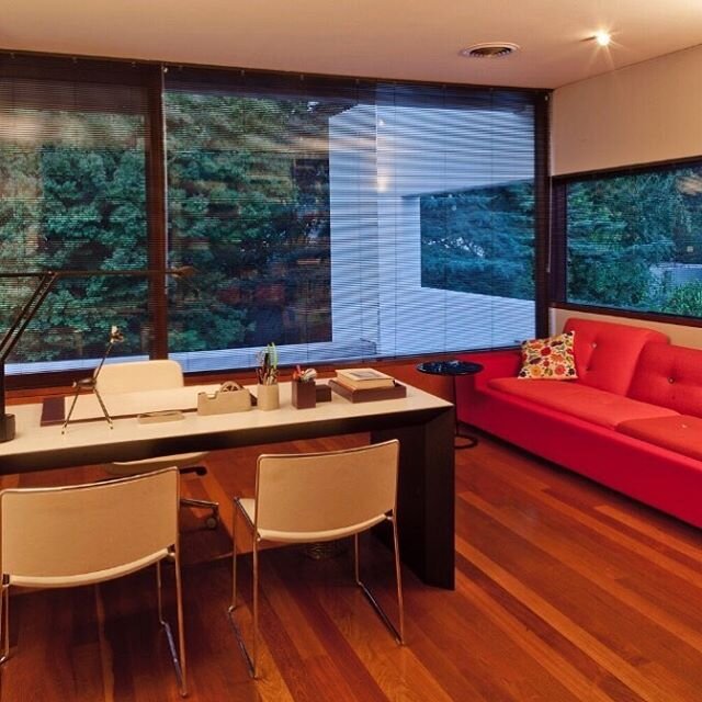 El lugar perfecto para trabajar cuando #quedamosencasa ❤️
@vitra @porroofficial &bull;
📸 @tomasrodriguezworks &bull;
#workingfromhome #vitra #porroofficial #minimalism #lessismore #color #homedecor #colorful #red #sofa #interior #interiordesign #int