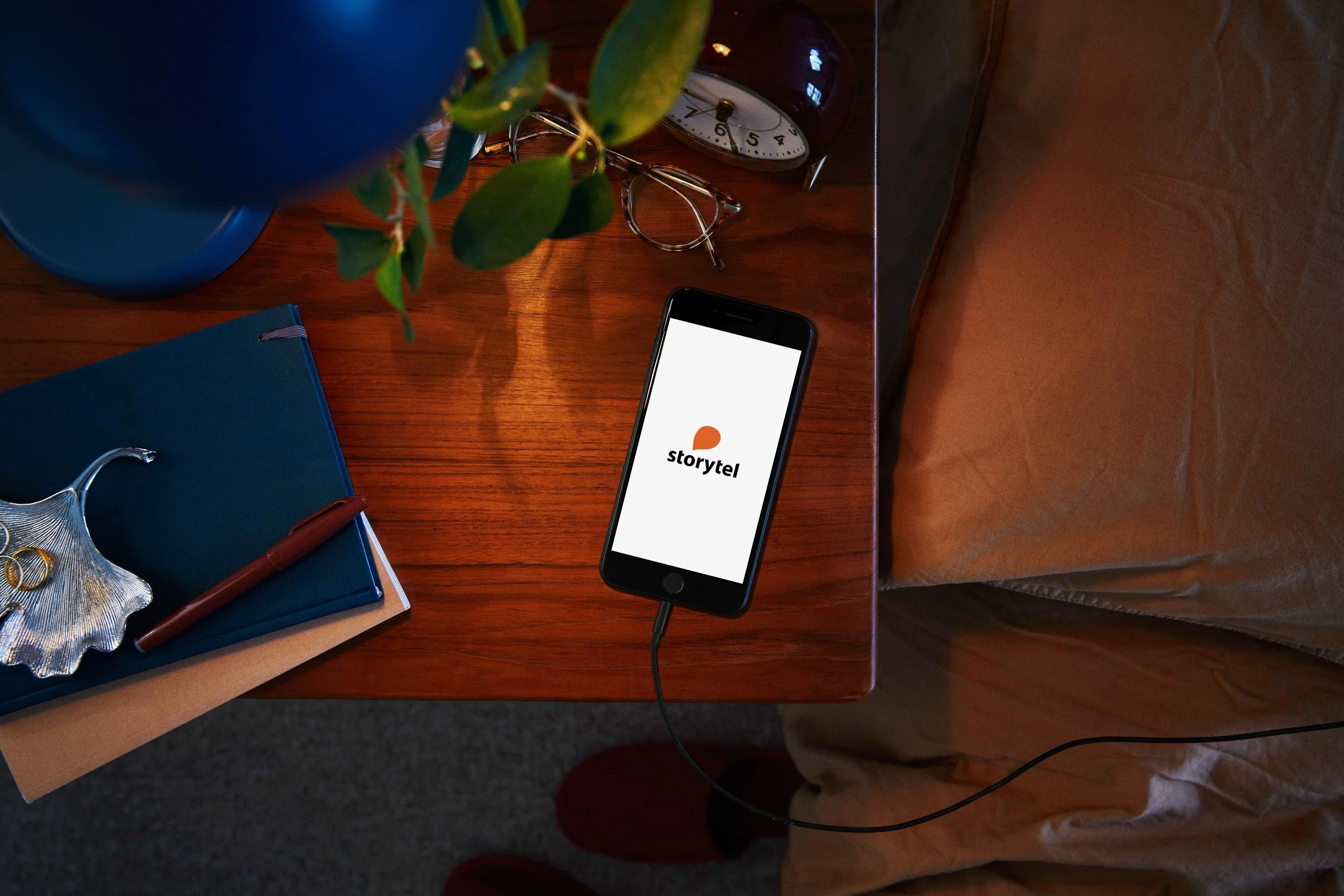 K1692A8_Storytel_Nightstand_Landscape_0001_iPhone.jpg