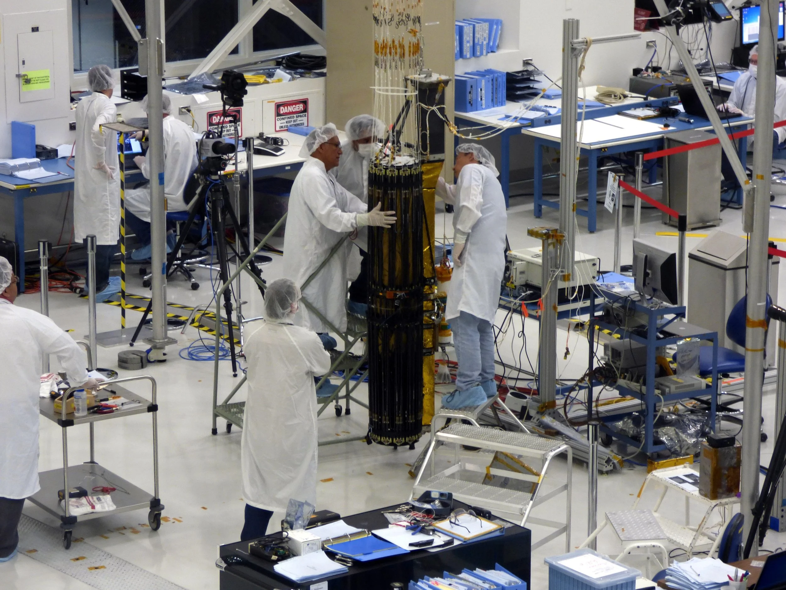 LABORATORIOS Y FÁBRICAS