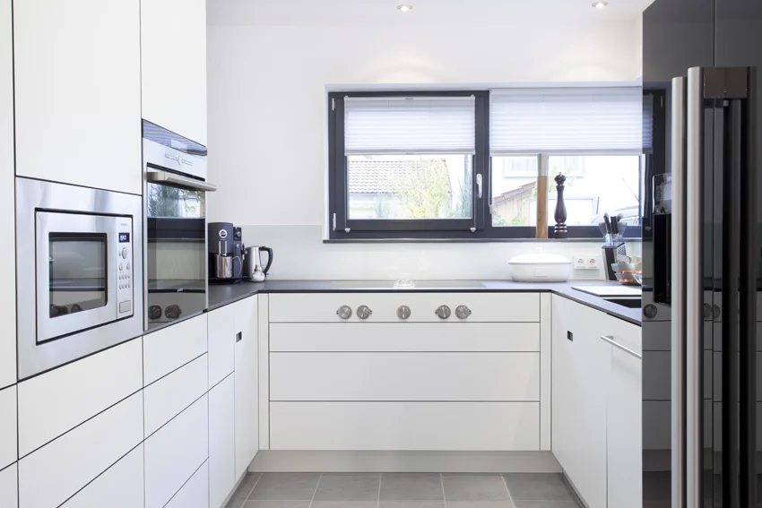 einbauküche_weiß_schwarz_granitplatte_schreinerei_schmid_fahrenzhausen3.jpg